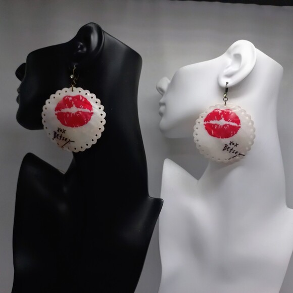Betsey Johnson Earrings Kiss Lips Oversized Scalloped Edge Mother of Pearl Shell - Picture 9 of 11